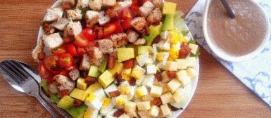 Cobb Salad (salada de folhas com tomate, ovo, frango, abacate, bacon e croutons)