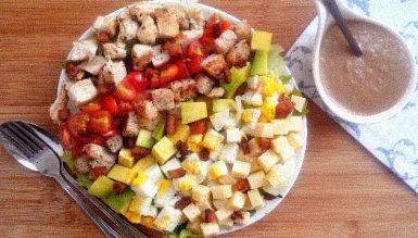 Cobb Salad (salada de folhas com tomate, ovo, frango, abacate, bacon e croutons)