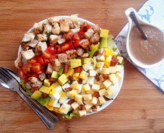 Cobb Salad (salada de folhas com tomate, ovo, frango, abacate, bacon e croutons)