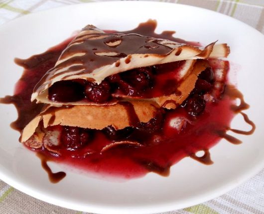 Crepe sem glúten com calda de chocolate