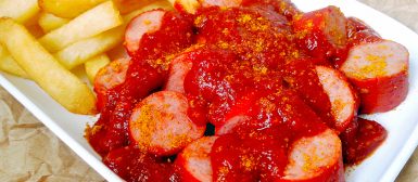 Receita de Berliner Currywurst (Salsichas com molho de tomate com curry tradicionais de Berlim)