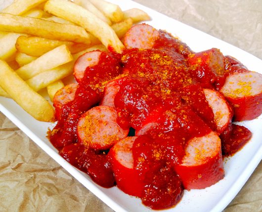 Receita de Berliner Currywurst (Salsichas com molho de tomate com curry tradicionais de Berlim)