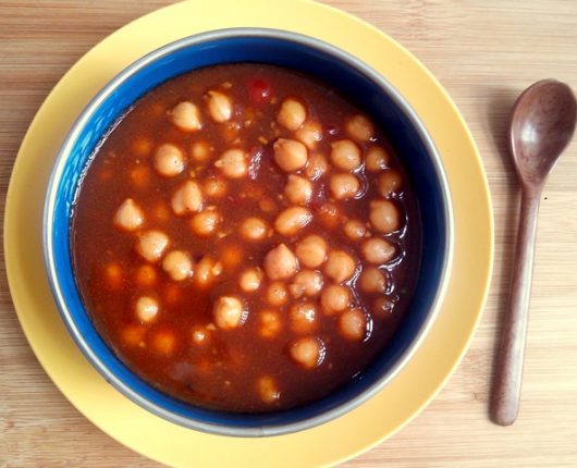 Dahl de grão de bico (sopa indiana de grão de bico com especiarias)