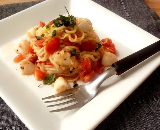 Espaguete de abobrinha com tomatinhos, muçarela de búfala e manjericão no Você Bonita