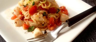 Espaguete de abobrinha com tomatinhos, muçarela de búfala e manjericão