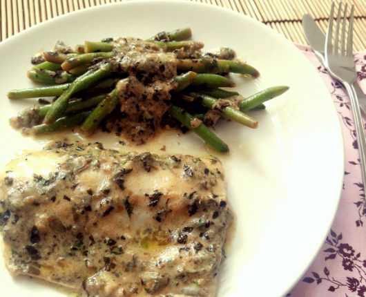 Filé de peixe com vagens ao molho de mostarda e ervas