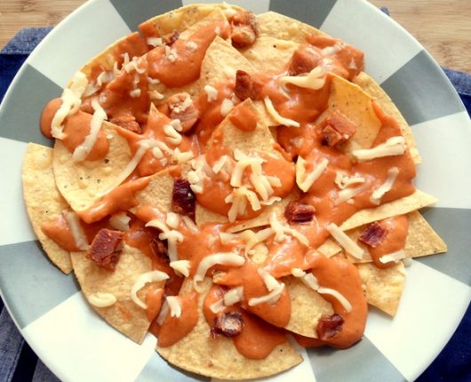 Nachos com cheddar e bacon (Filled Nachos)