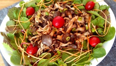 Salada de folhas jovens com shimeji ao molho oriental