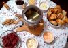 Fondue de carne com 10 opções de molhos