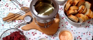 Fondue de carne com 10 opções de molhos