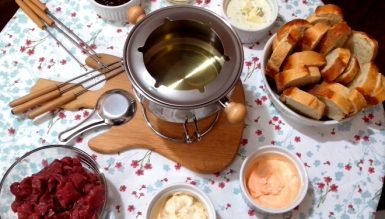 Fondue de carne com 10 opções de molhos