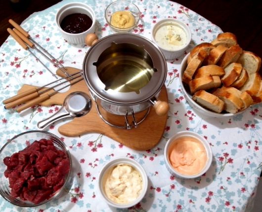 Fondue de carne com 10 opções de molhos