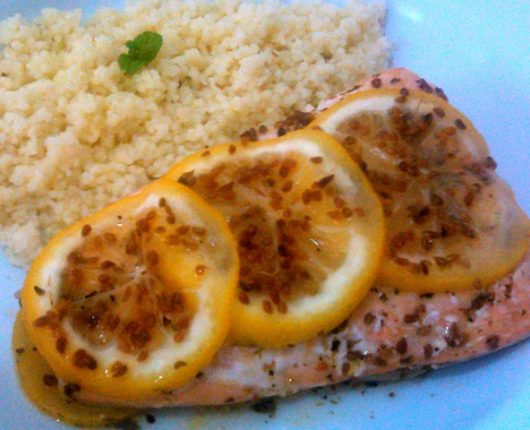 Salmão aromatizado com limão e erva doce