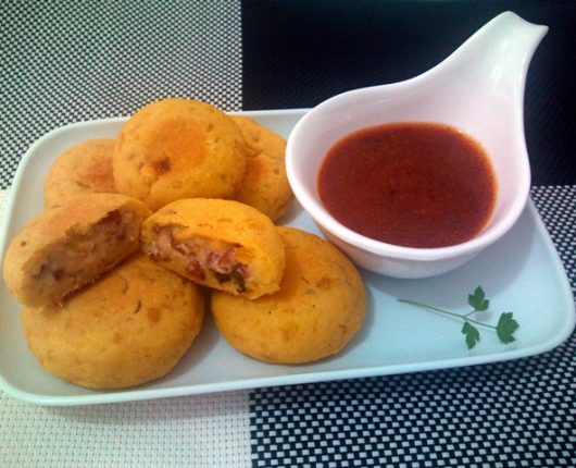 Bolinho de mandioquinha com linguiça ao requeijão (calorias reduzidas)