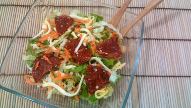 Salada de acelga, alface, cenoura, tomate seco e parmesão