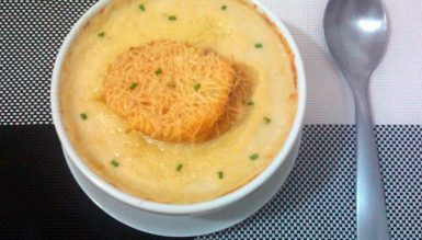 Sopa gratinada de cebola