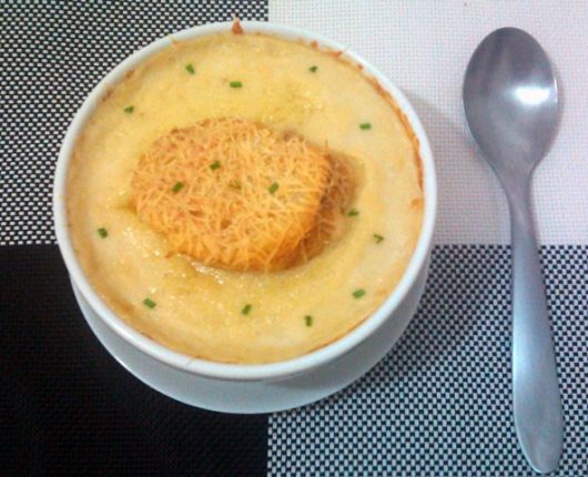 Sopa gratinada de cebola