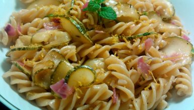 Massa com abobrinha, limão e hortelã