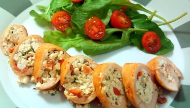 Filé de frango recheado com ricota, tomate e ervas