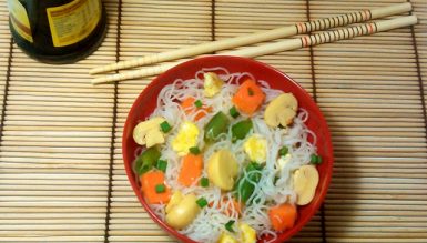 Bifum com cenoura, vagem, champignons e ovos mexidos (Macarrão de arroz com vegetais)