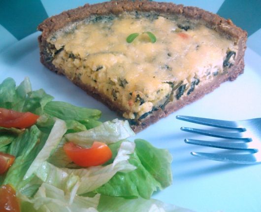 Quiche light de ricota com espinafre e base de biscoito