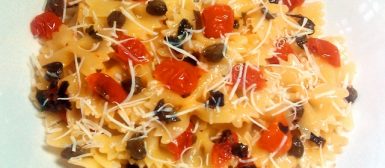 Farfalle aos tomatinhos assados com alcaparras, ervas e um toque de alho