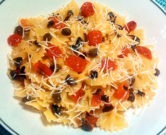 Farfalle aos tomatinhos assados com alcaparras, ervas e um toque de alho