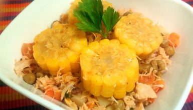 Frango caipira (com legumes e milho na espiga)