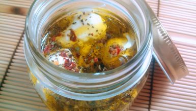 Labneh temperado no azeite (queijo cremoso libanês de iogurte)