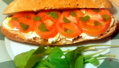 Sanduíche de tomate com cream cheese
