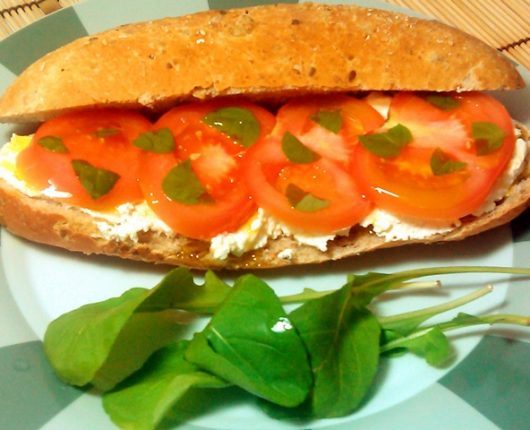 Sanduíche de tomate com cream cheese