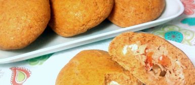 Pãozinho caipira (pão de milho recheado com frango)