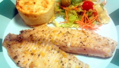 Filé de peixe com gengibre e raspas de laranja