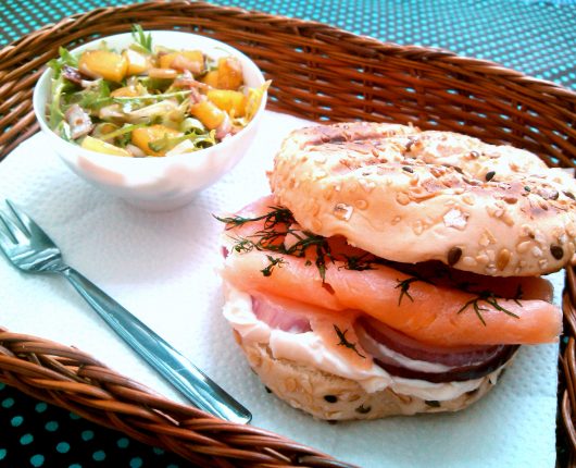Sanduíche de salmão defumado e cream cheese (Lachs-Sandwich mit Frischkäse)