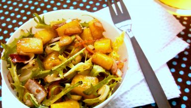 Salada agridoce de alface frisè com manga