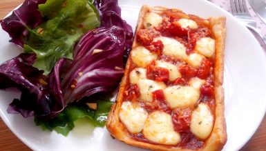 Tortinhas de queijo com tomate