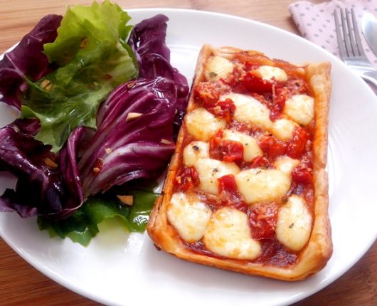 Tortinhas de queijo com tomate