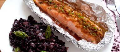 Papillote de salmão oriental com arroz preto e aspargos