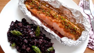 Papillote de salmão oriental com arroz preto e aspargos