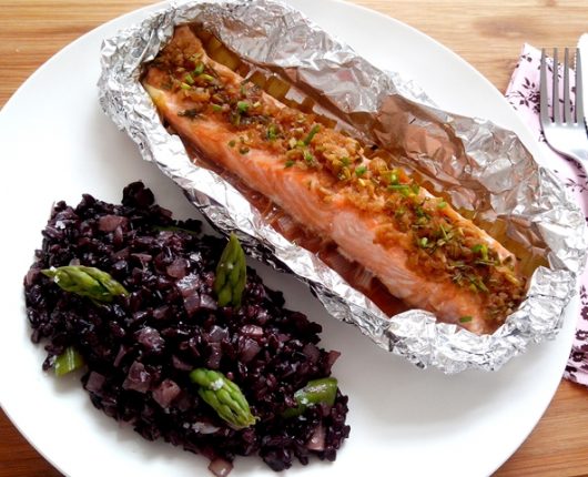 Papillote de salmão oriental com arroz preto e aspargos