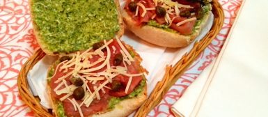 Sanduíche de carpaccio com pesto de rúcula