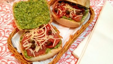 Sanduíche de carpaccio com pesto de rúcula