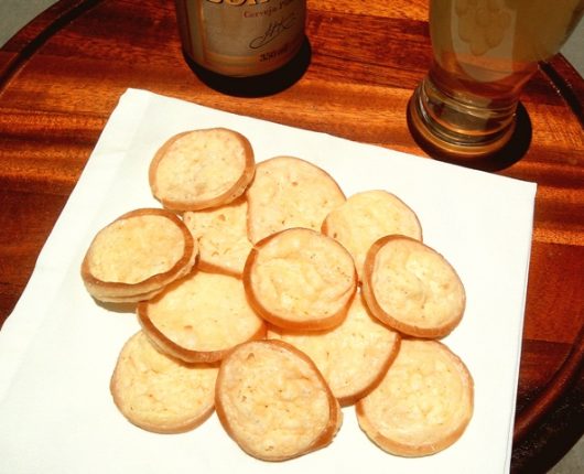 Chips crocantes de queijo provolone