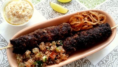 Kafta no palito (bolinho árabe/ libanês de carne moída com especiarias)