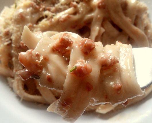 Macarrão à Carbonara (com bacon, ovo, parmesão e creme de leite)