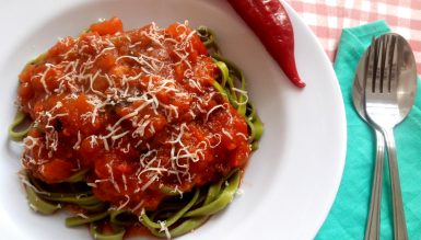 Macarrão à Arrabiata (all’Arrabiata, molho de tomate com pimenta)