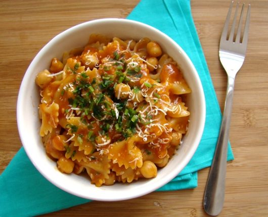 Macarrão com molho de grão de bico