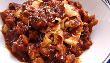 Maltagliati prático com molho de linguiça de frango ao vinho (massa fresca “mal cortada”)
