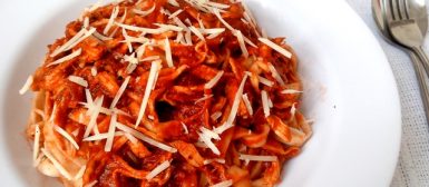 Massa com molho de tomate e frango