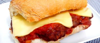 Meatball sub (sanduíche de almôndegas)